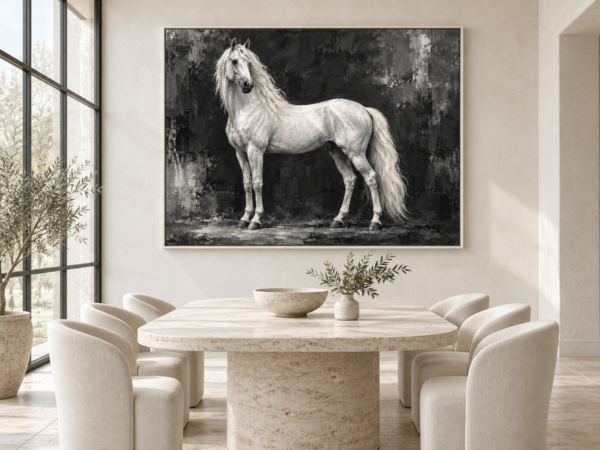 Quadro in bianco e nero con stallone bianco, con cornice bianca, in un interno moderno