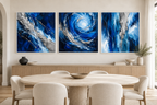 The Trident, set di tele astratte blu e argento con cornici bianche sopra una credenza in rovere nella sala da pranzo.