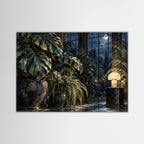 Moonlit Conservatory — Liście monstery i paprocie w oranżerii oświetlonej księżycem i lampą