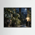 Moonlit Conservatory — Liście monstery i paprocie w oranżerii oświetlonej księżycem i lampą
