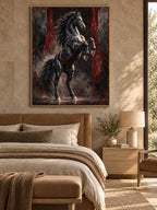 Quadro di stallone nero impennato con toni bordeaux, con cornice in rovere, in un interno moderno