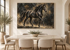 Quadro di stallone nero, con cornice bianca, in un interno moderno